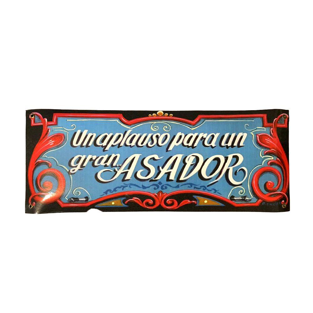 CARTEL CHAPA 18x43 UN APLAUSO PARA UN GRAN ASADOR (FILETEADO) - FIRE CHILE-0