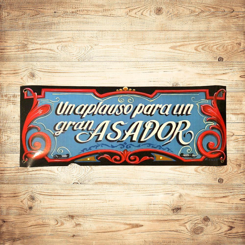 CARTEL CHAPA 18x43 UN APLAUSO PARA UN GRAN ASADOR (FILETEADO) - FIRE CHILE-1