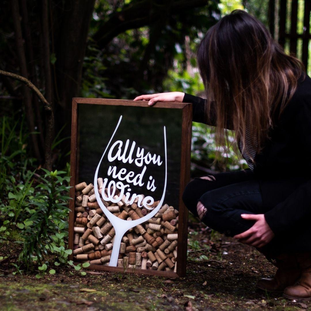 Cuadro para coleccionar corchos- All you need is wine-1