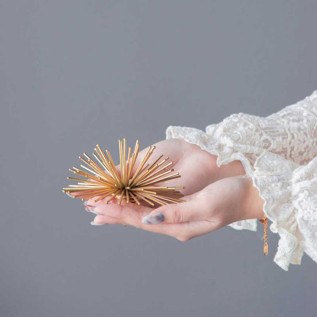 Figura decorativa para pared o mesa de metal dorada (S)-5