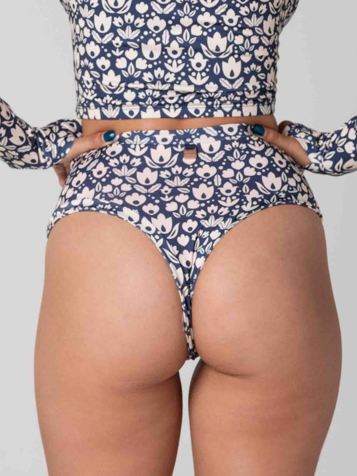 Bottom de Bikini Daikiri Mujer Calzón Tiro Alto Sin Elasticos Floral Marino Crema Protección UV50+-5