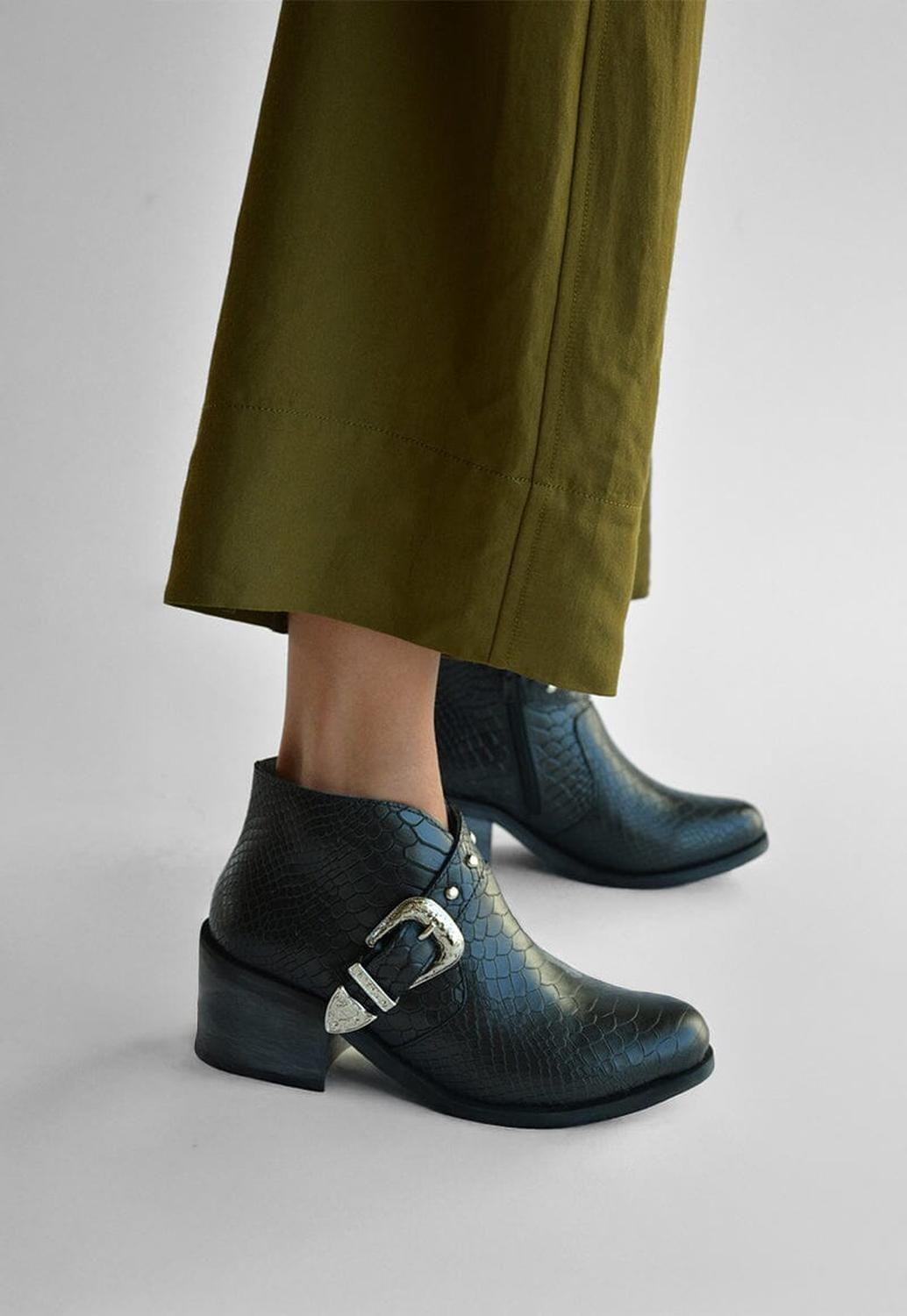 Botin Mujer De Cuero Berta Negro C4-0