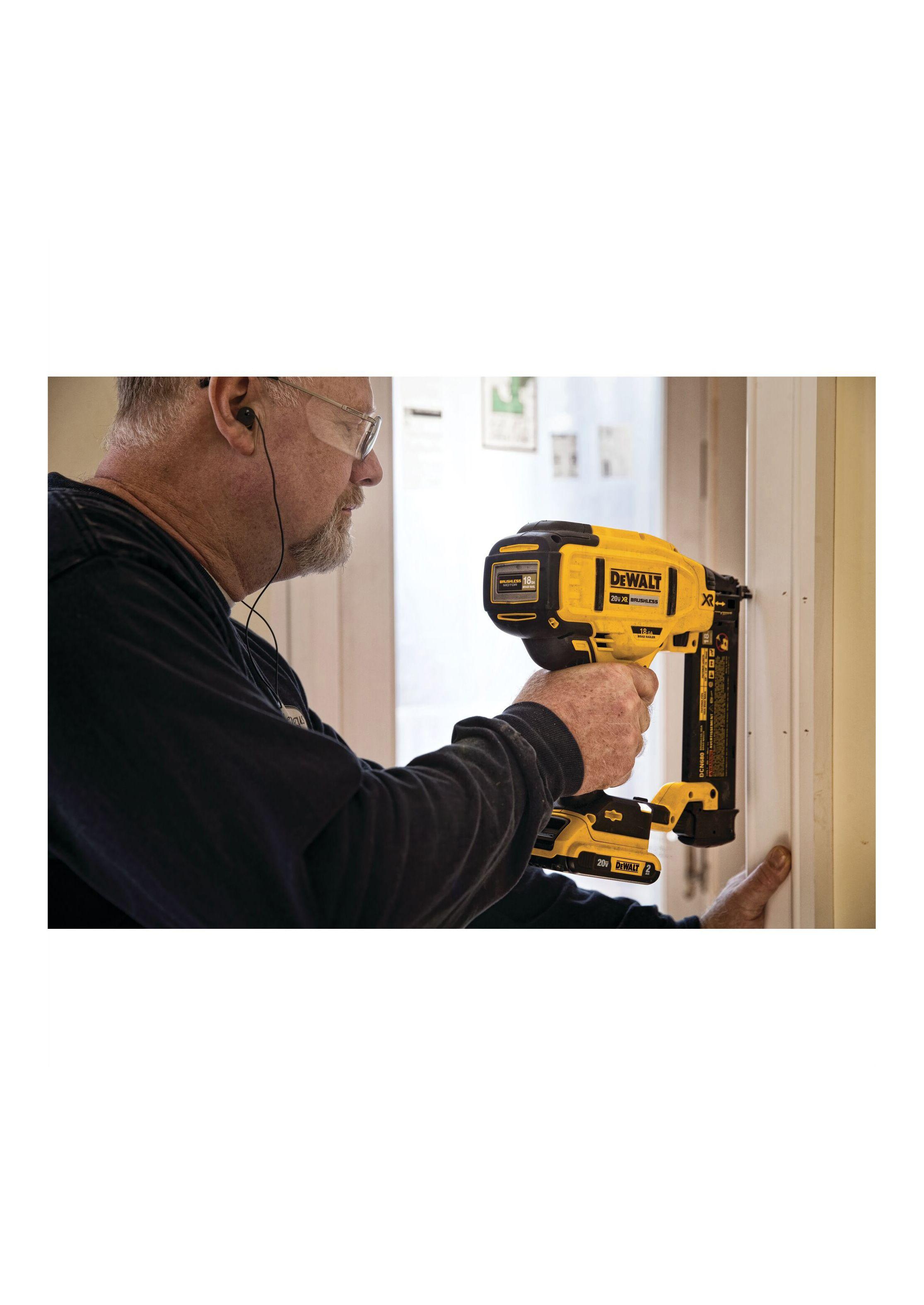Clavadora de acabado angular 20V Sin Batería DEWALT DCN660B-4