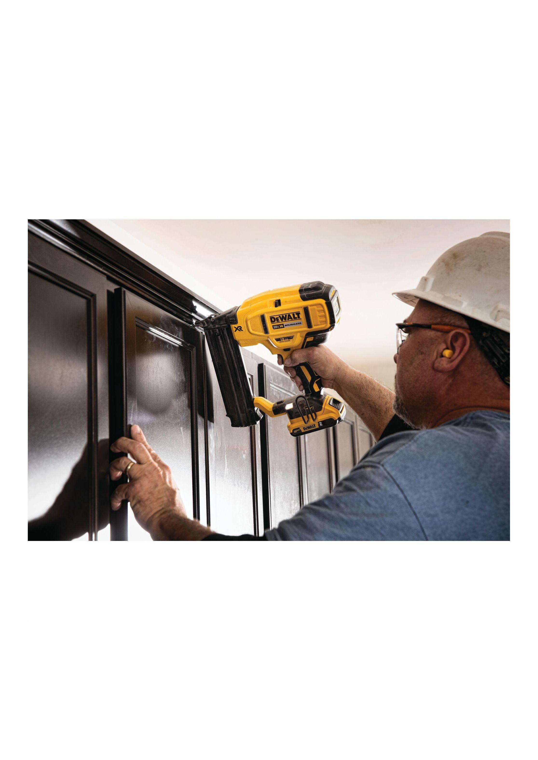 Clavadora de acabado angular 20V Sin Batería DEWALT DCN660B-5