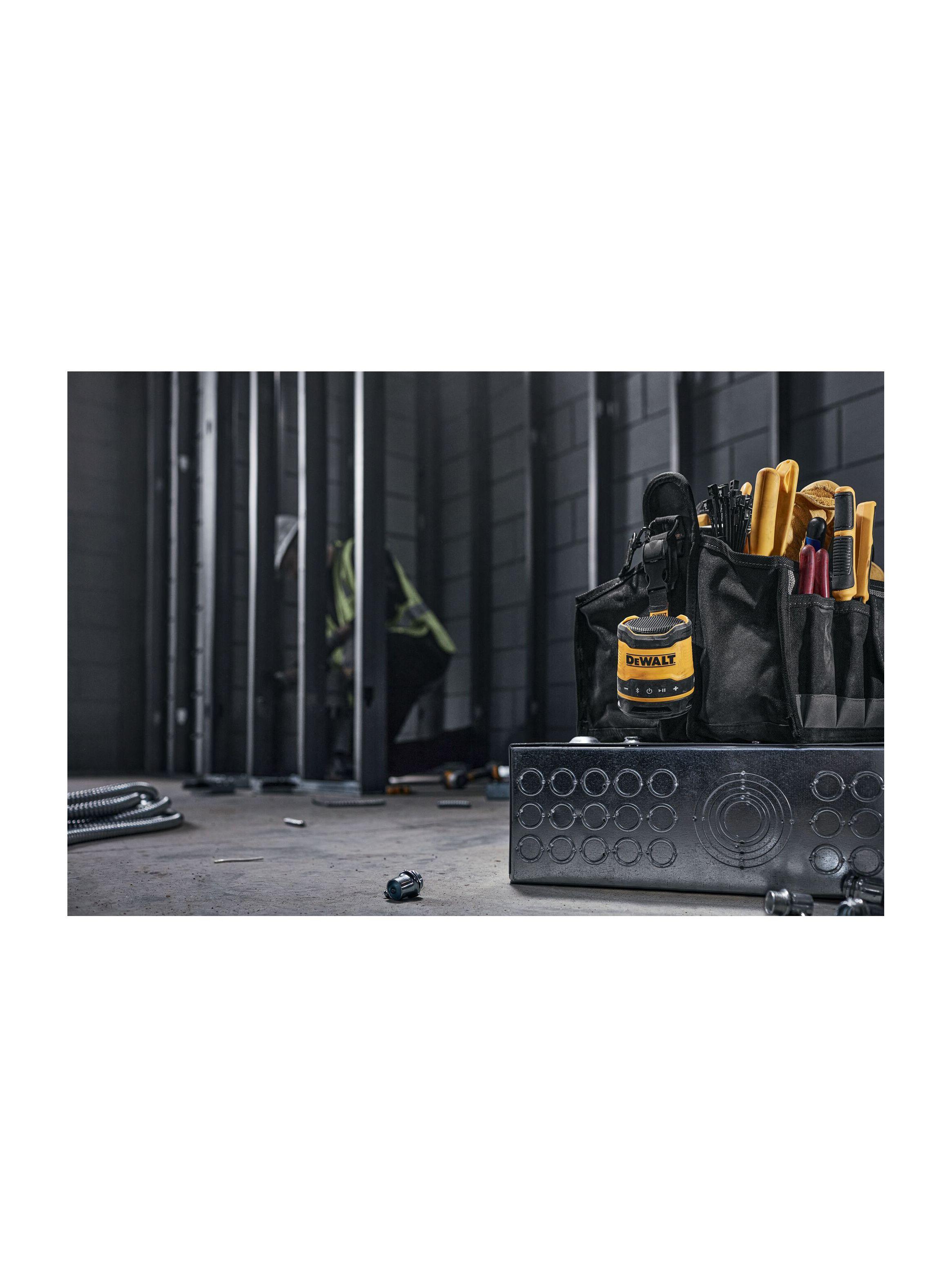 Mini parlante Bluetooth recargable DEWALT DCR008-4