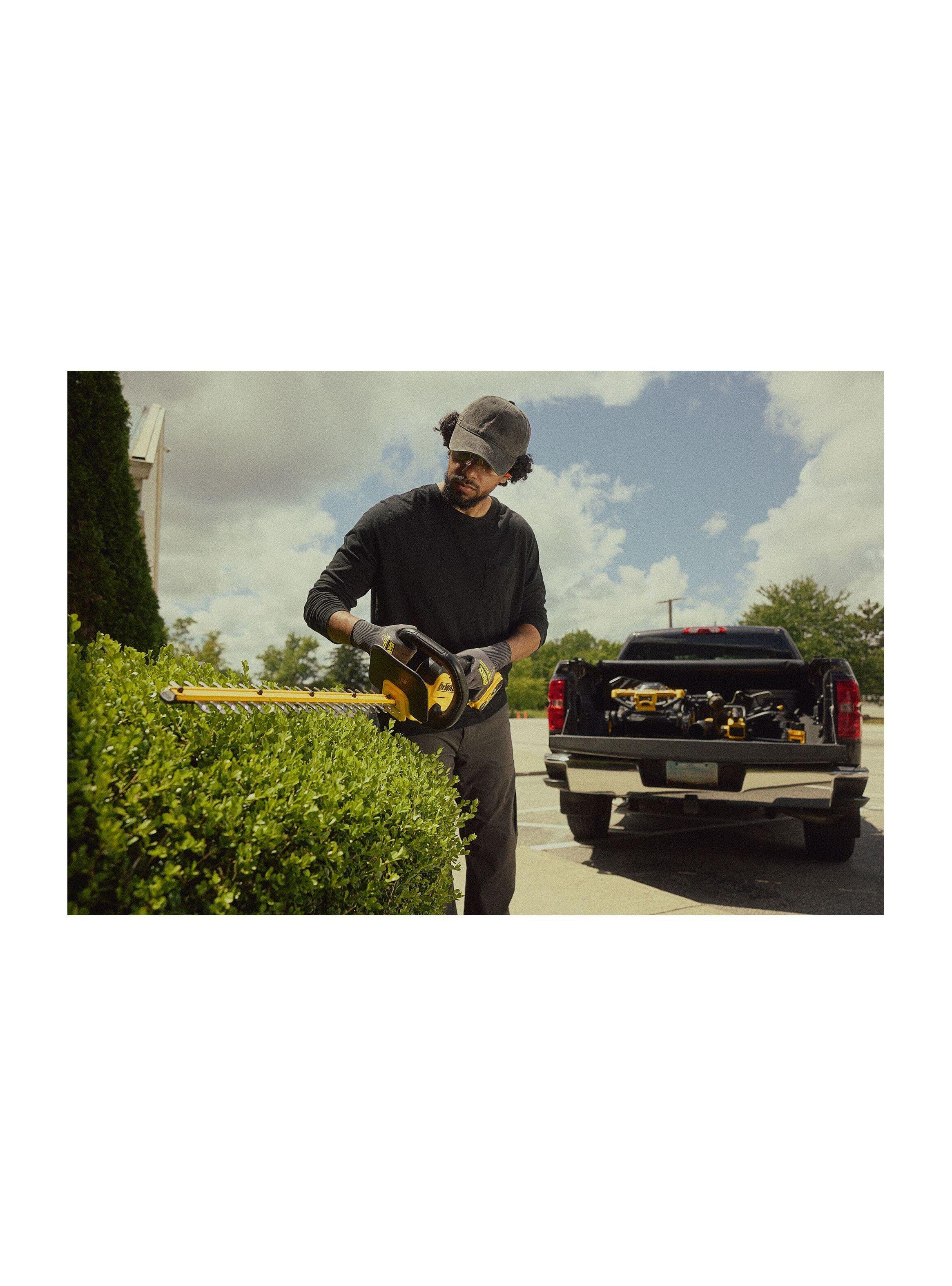 Cortasetos inalámbrico 22” 20V MAX DEWALT DCHT821B-4