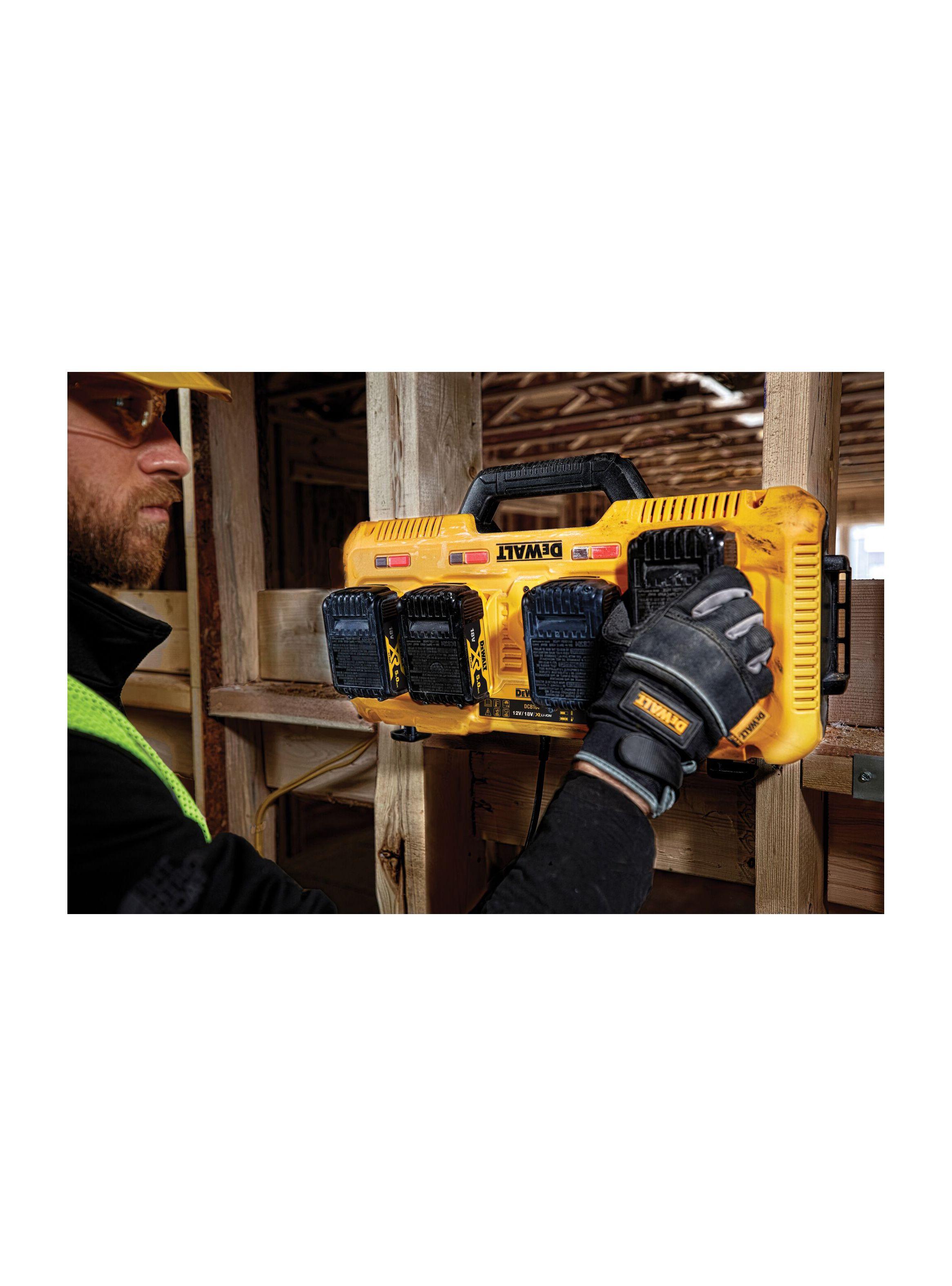 Multicargador con 4 entradas 12V-20V MAX DCB104-B2 DEWALT-3