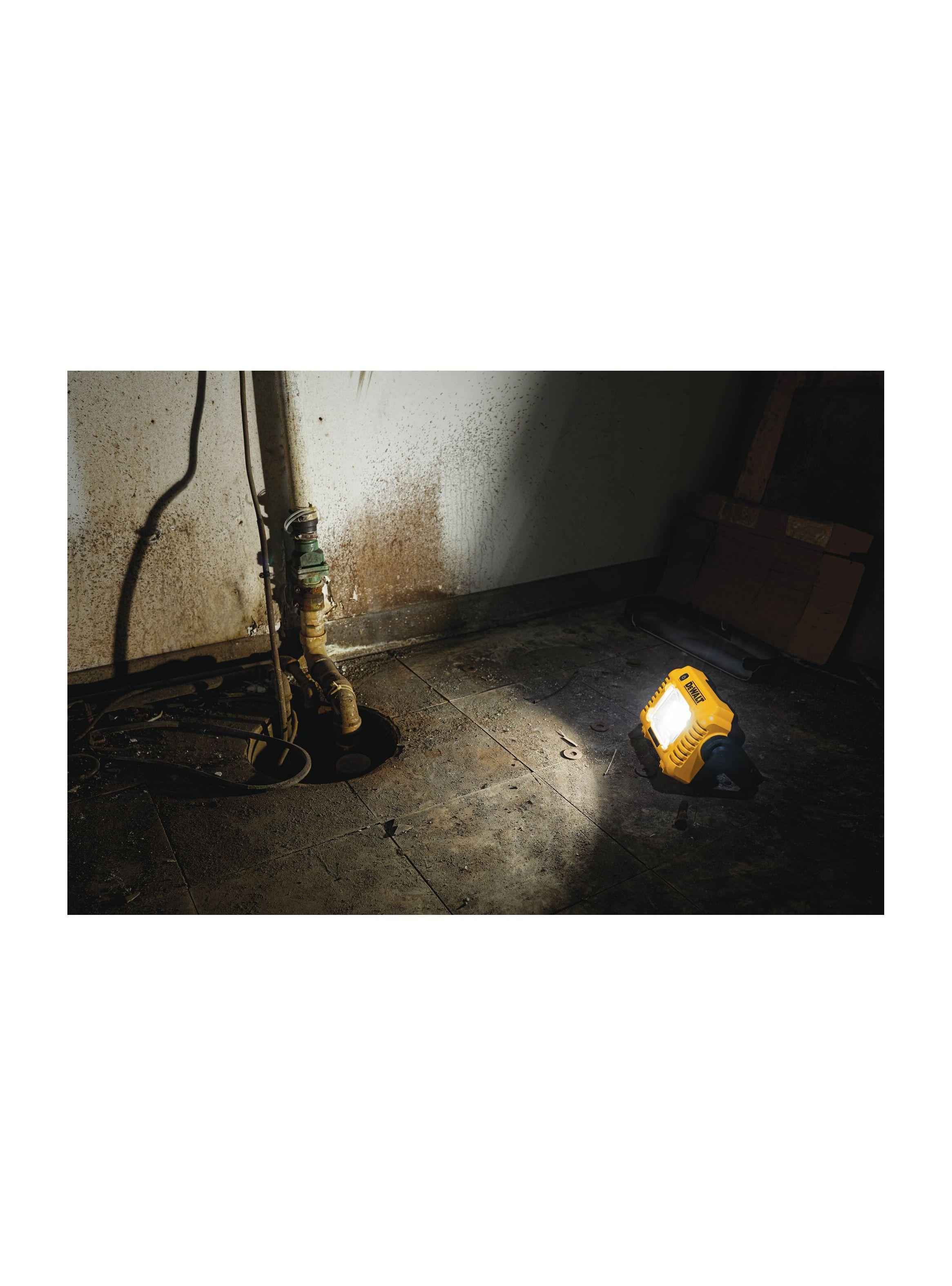 Luz de trabajo compacta de 12/20V DEWALT DCL077B-4