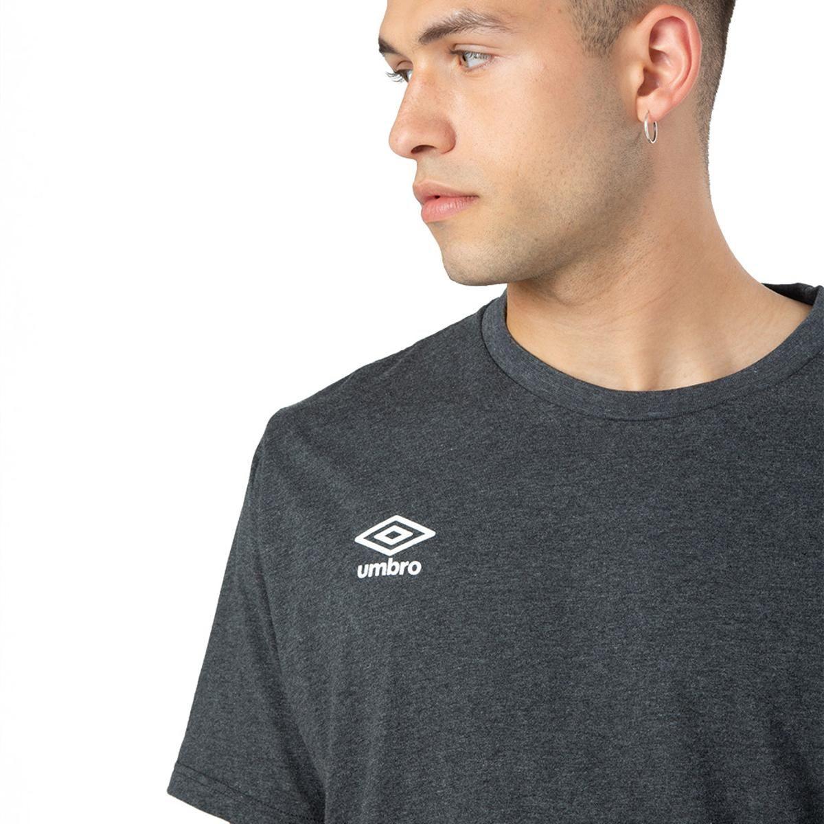 Polera Umbro Essentials Small Logo Hombre Gris Oscuro-1