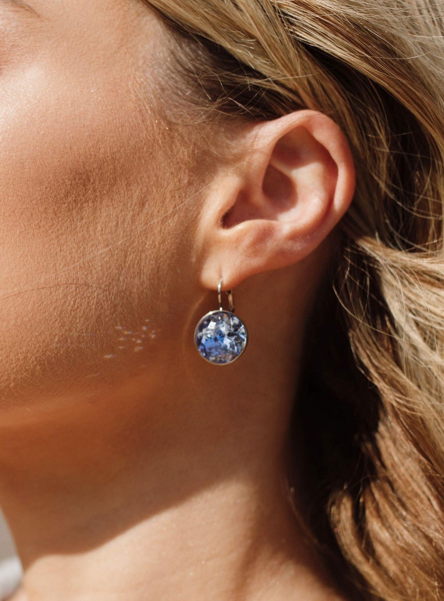 Aros colgantes Bella con cristal zafiro claro de 14mm en plata-2