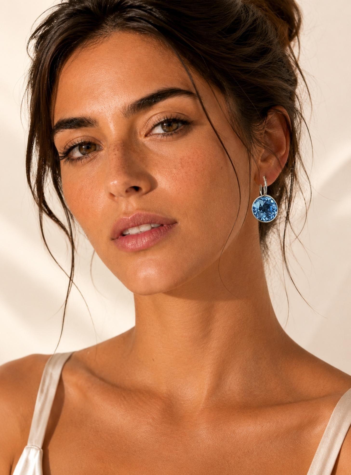 Aros colgantes Bella con cristal zafiro claro de 14mm en plata-3