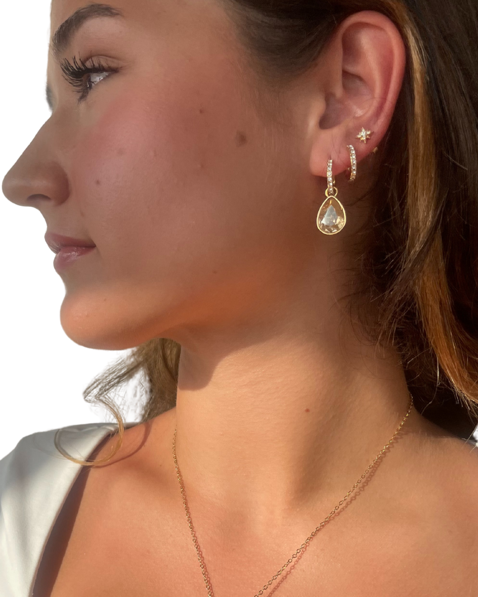 Aros colgantes con Cristal transparente en forma de lágrima bañados en oro-2