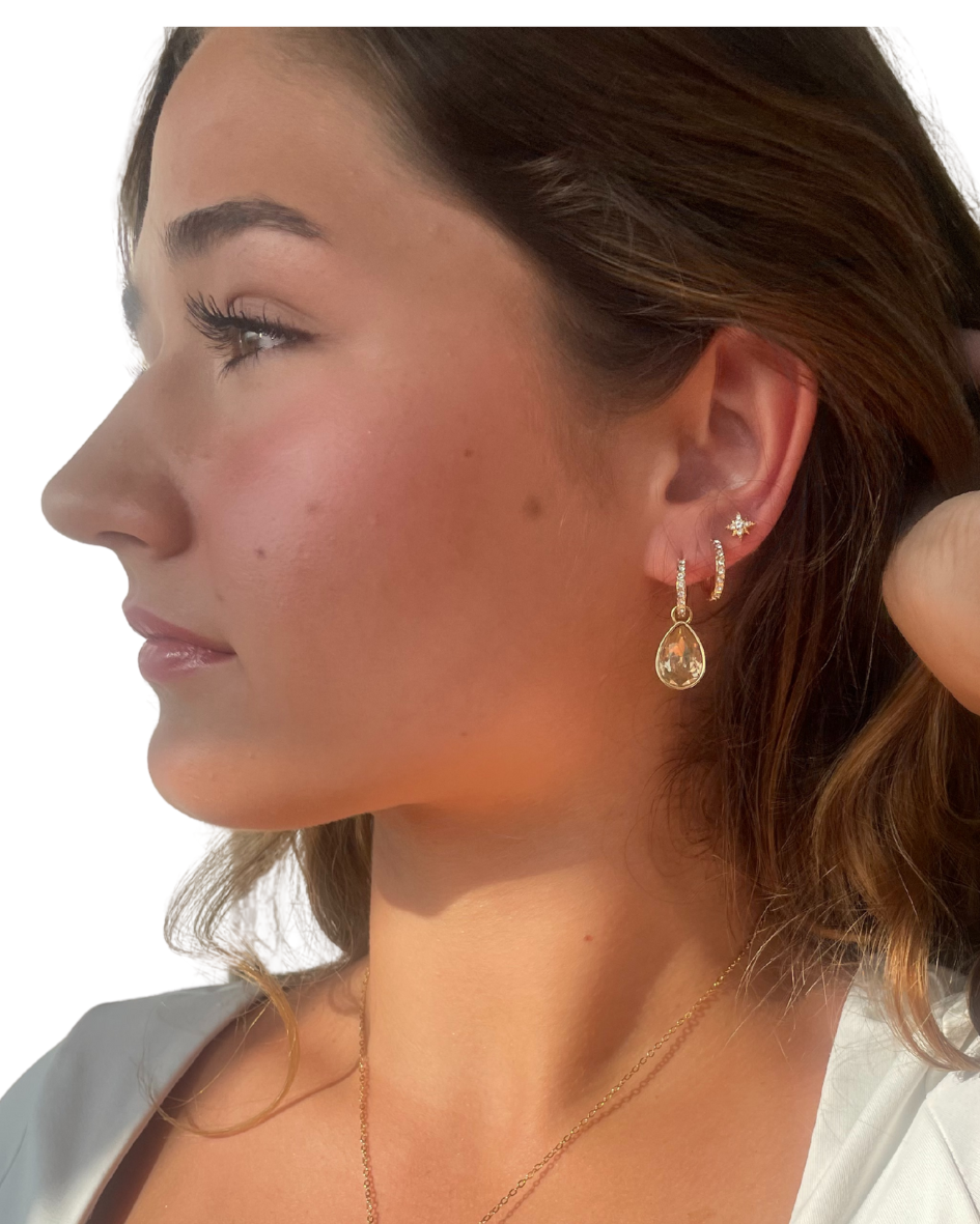 Aros colgantes con Cristal transparente en forma de lágrima bañados en oro-3