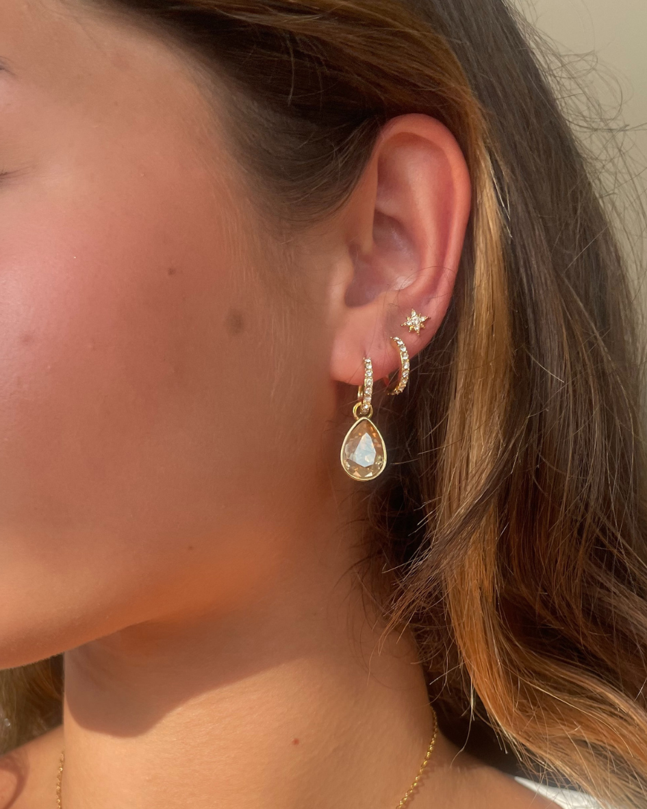 Aros colgantes con Cristal transparente en forma de lágrima bañados en oro-4