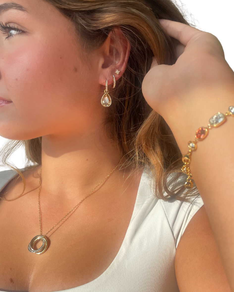 Aros colgantes con Cristal transparente en forma de lágrima bañados en oro-5