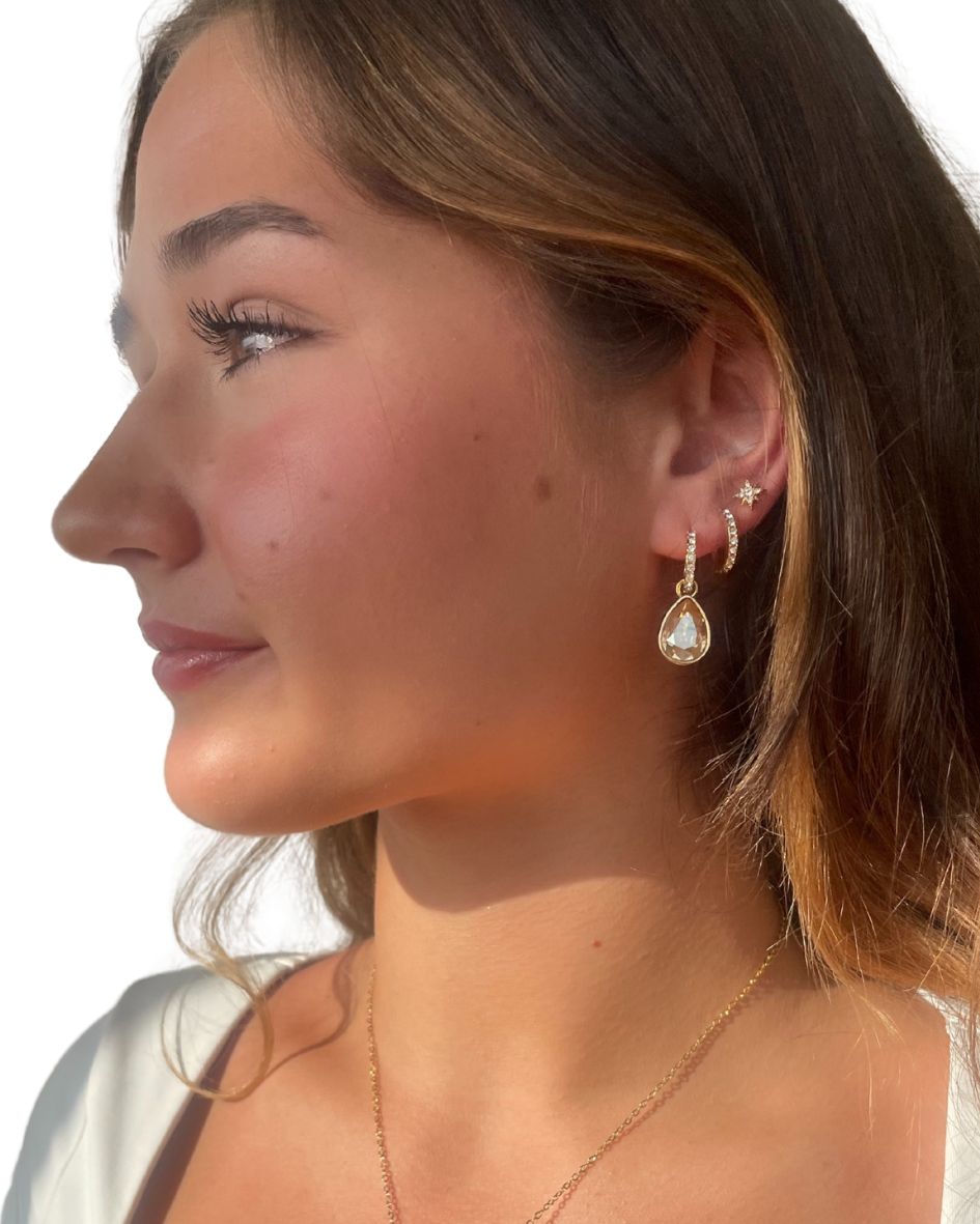 Aros colgantes con Cristal transparente en forma de lágrima bañados en oro-6