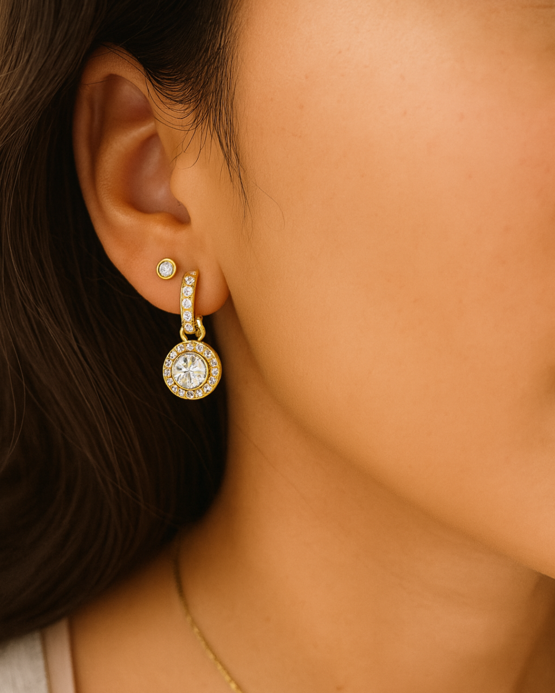 Aros colgantes Angelicales con Cristales transparentes bañados en oro-2