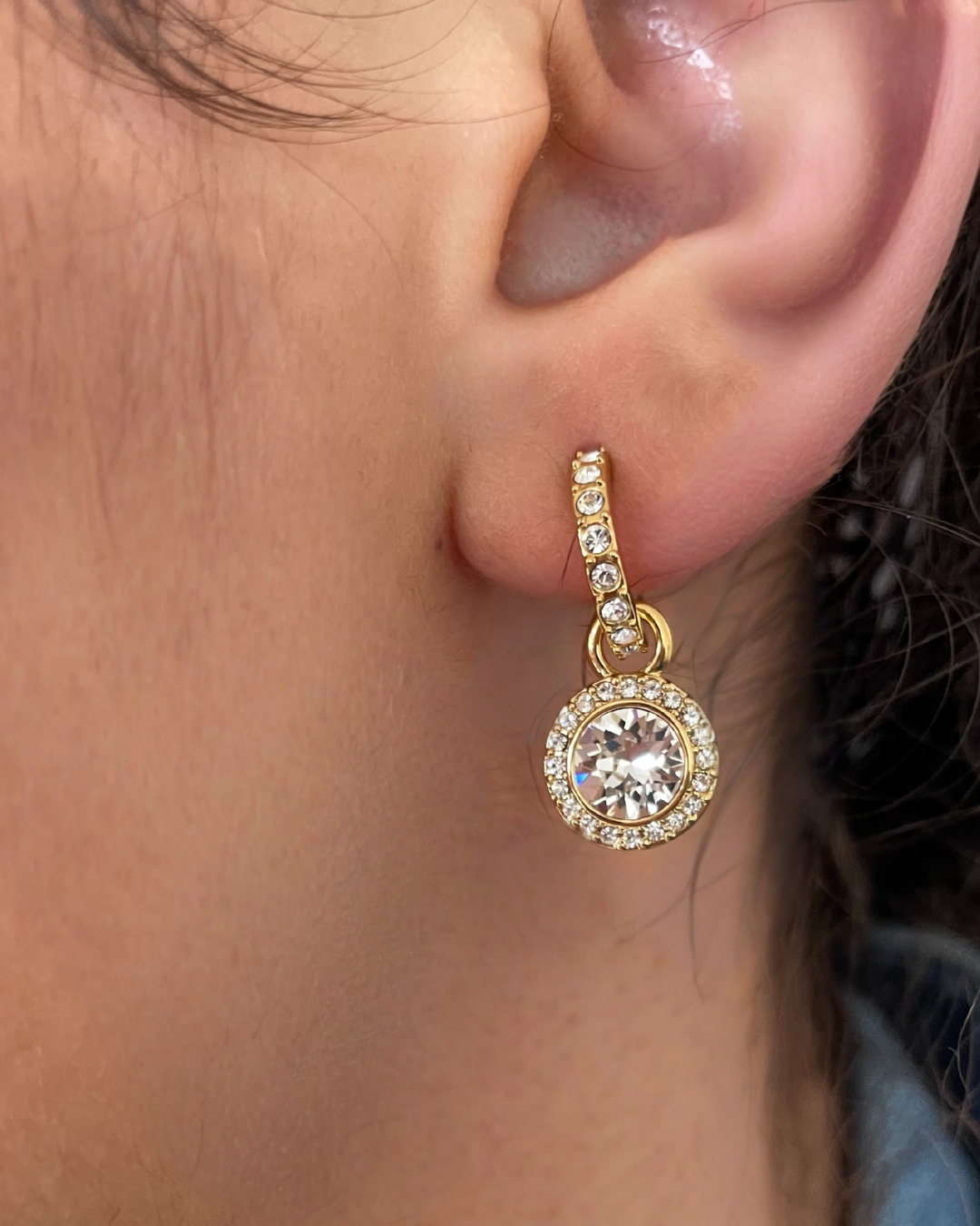 Aros colgantes Angelicales con Cristales transparentes bañados en oro-4