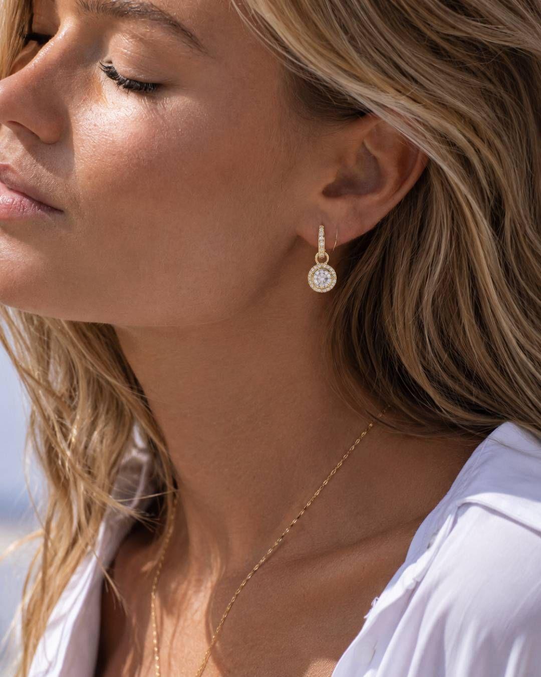 Aros colgantes Angelicales con Cristales transparentes bañados en oro-4