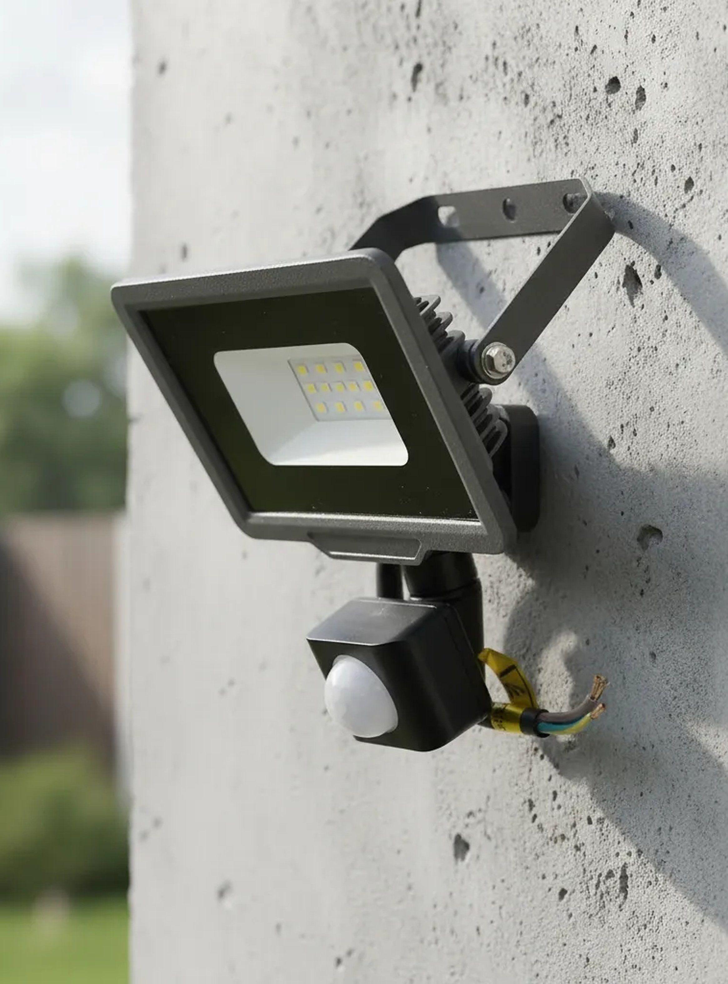 Luz Reflectora LED con Sensor de Movimiento Resistente al Agua Exterior 20W-2