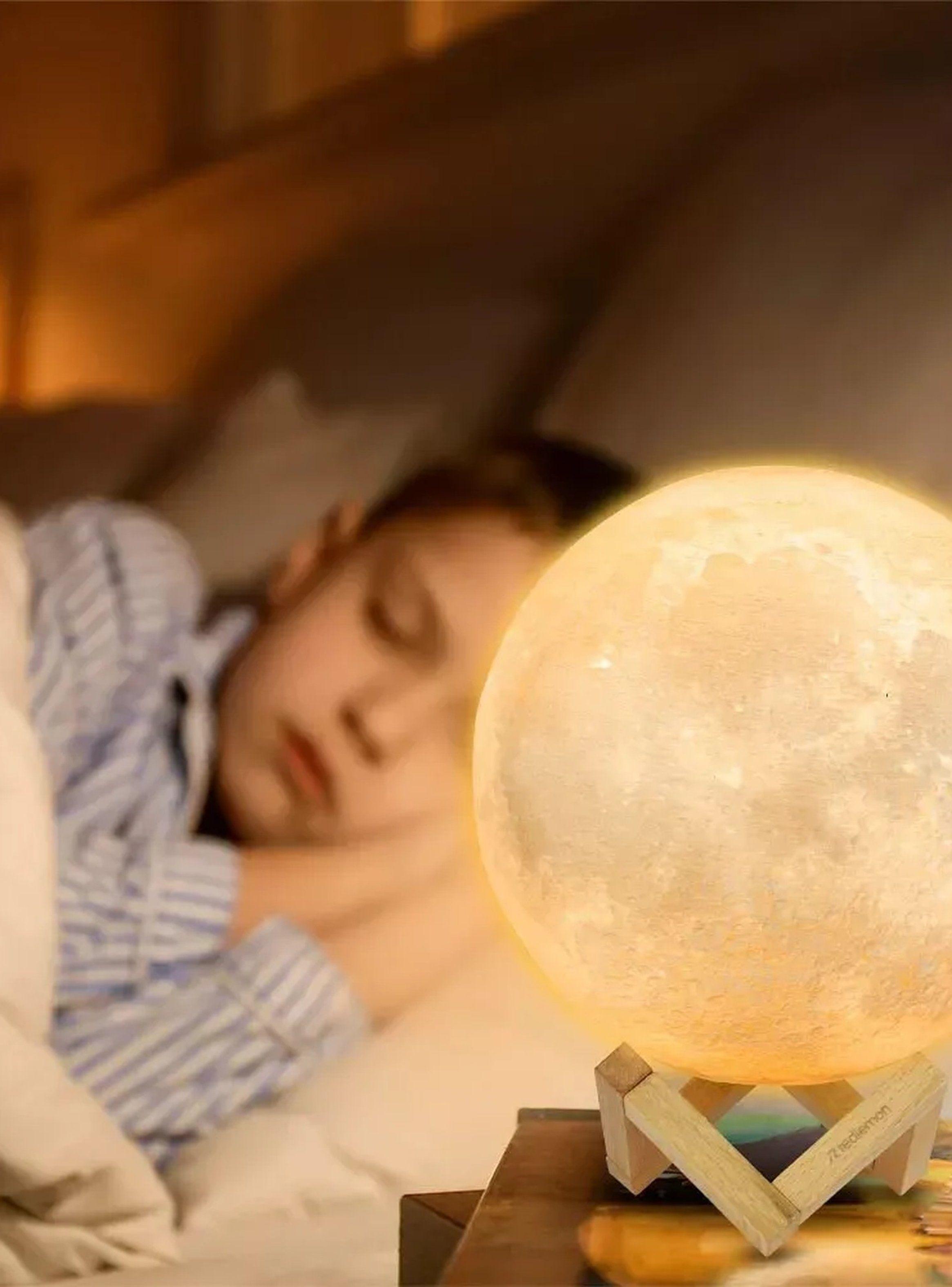 Lámpara LED Luz Nocturna Forma de Luna Recargable Multicolor-4