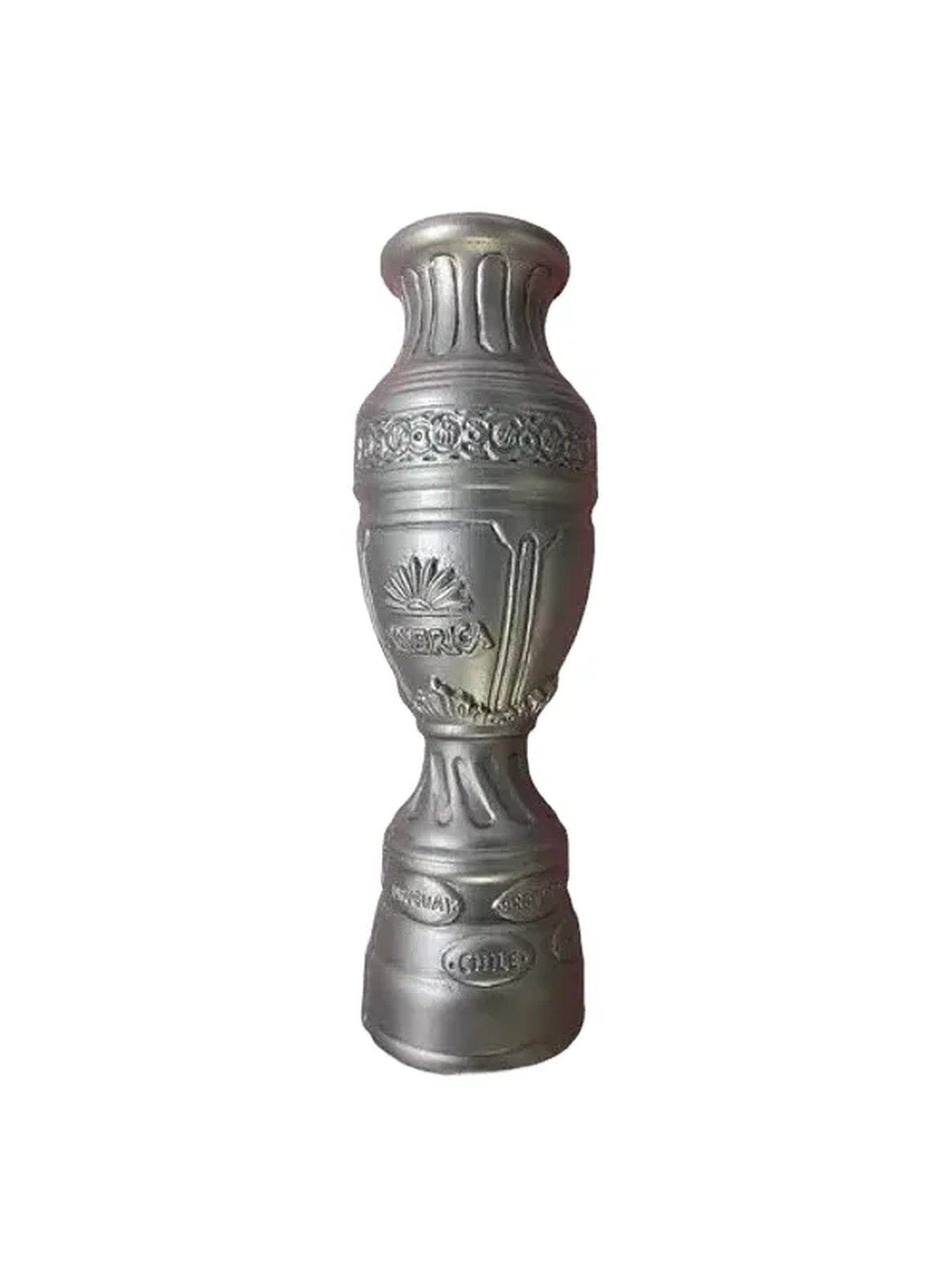 Trofeo Decorativo Estilo Copa Mundial Metalizado Oro y Plata-1