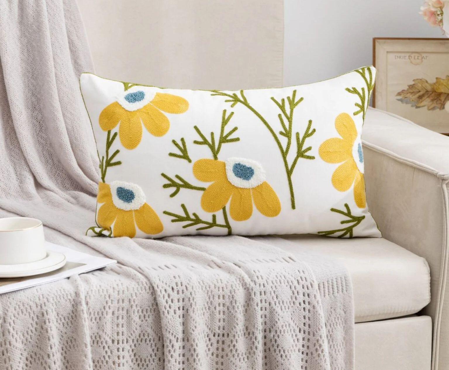 COJIN BORDADO  30X50 CM MARGARITA MITAD AMARILLA-0