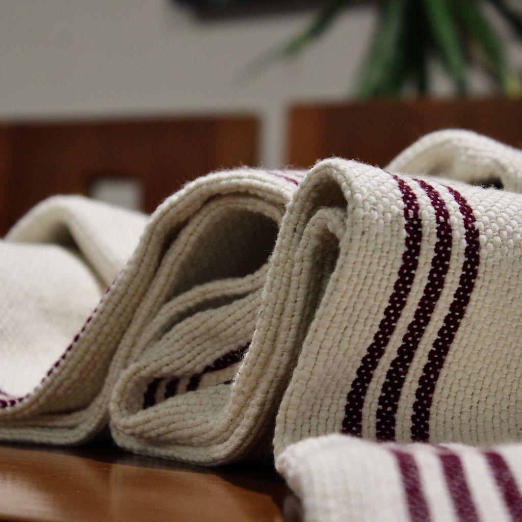 Manta 100% Algodón - 180x130cm - Crudo con Líneas Borgoña-4