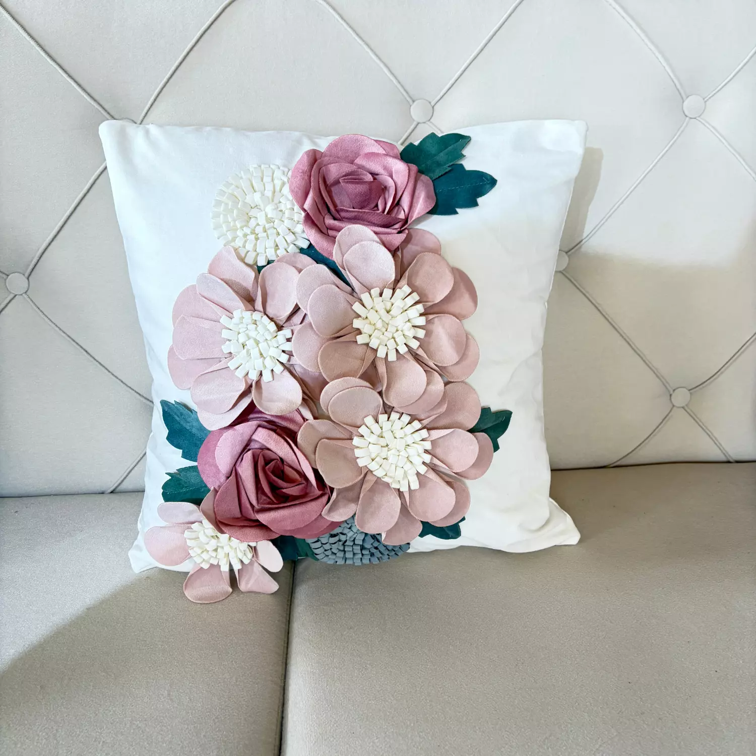 Cojin Blanco Con flores Rosadas-2