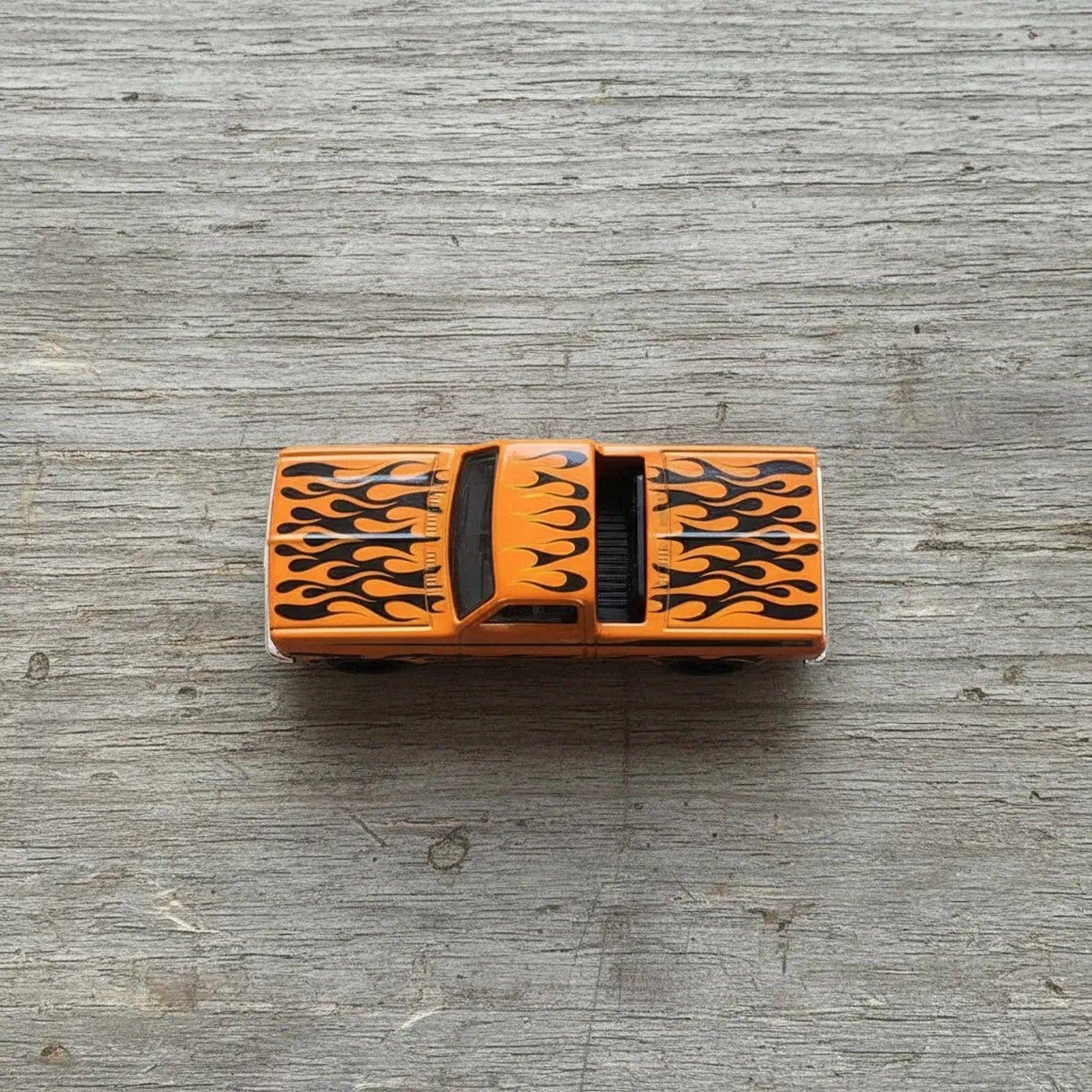 Hot Wheels XL 83 Chevy Silverado Naranja Llamas 1/43 2026-3