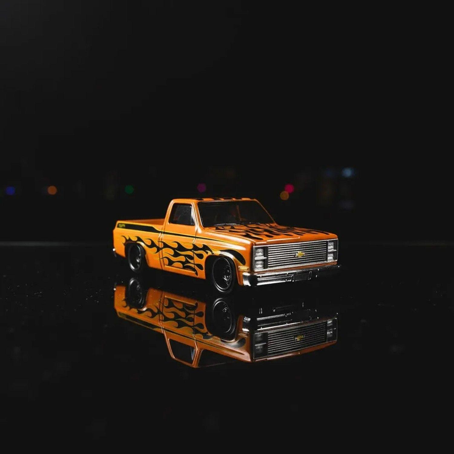 Hot Wheels XL 83 Chevy Silverado Naranja Llamas 1/43 2026-4