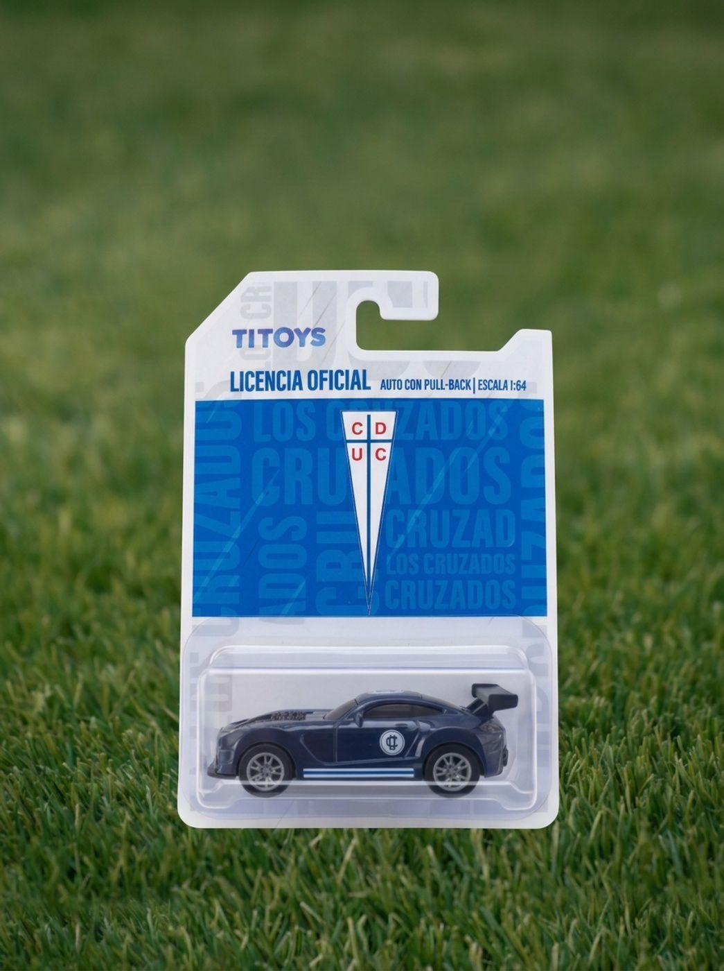 CAJA COMPLETA - Auto U. Católica Escala 1:64 – Licencia Oficial | Coleccionable Titoys-2