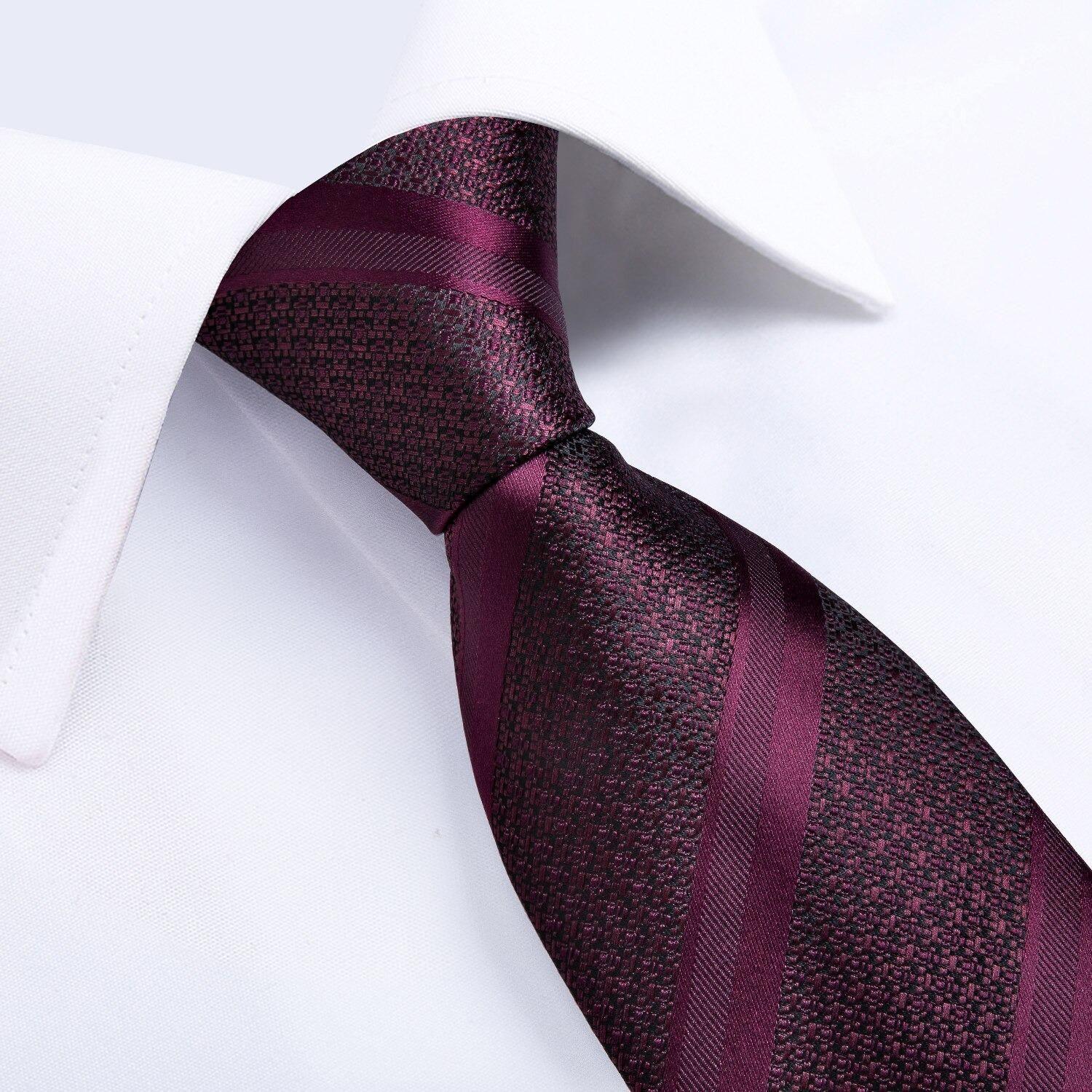 Corbata hombre formal seda con paño y colleras Uva Negra-2