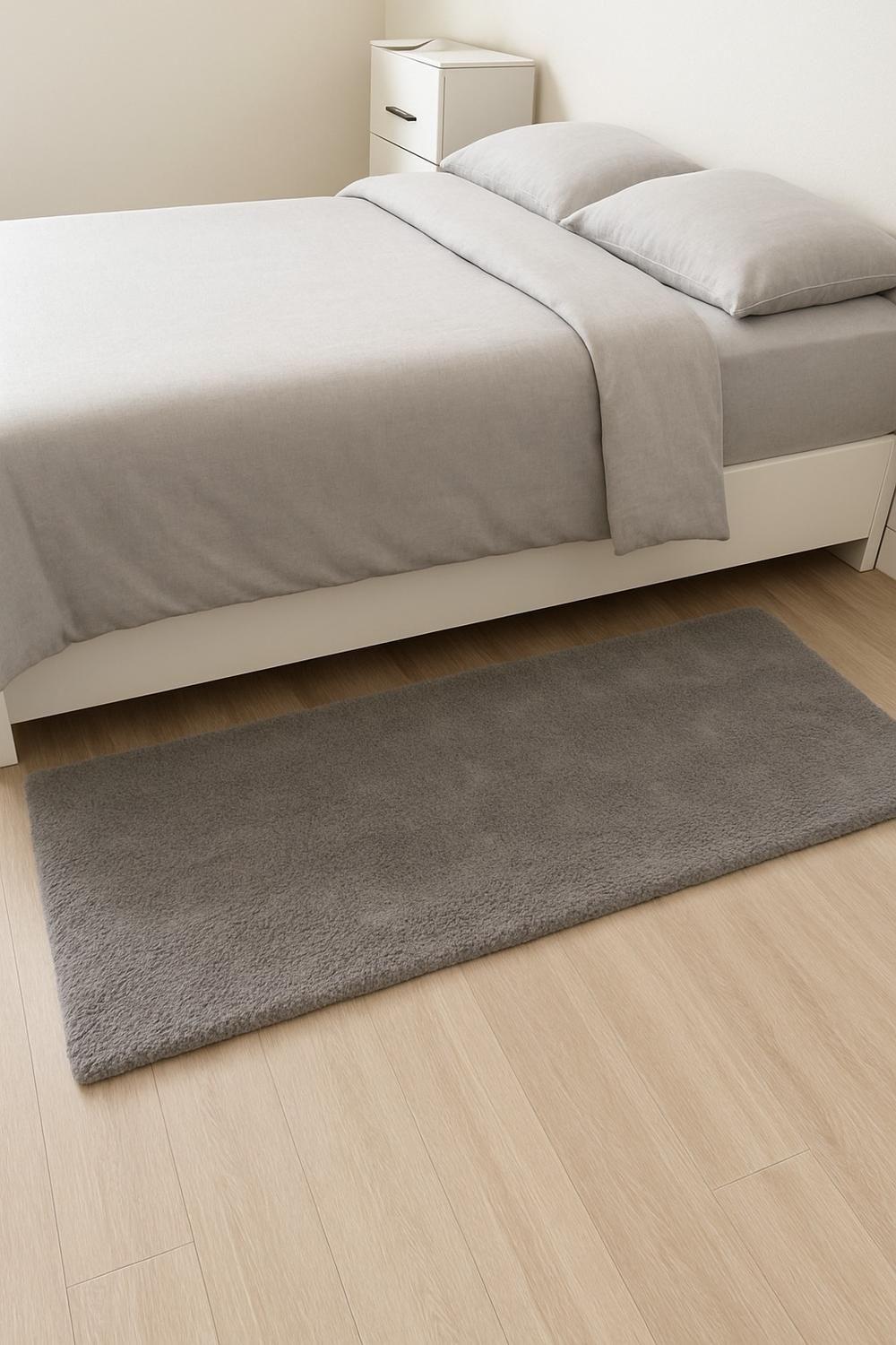 Alfombra Bajada De Cama Timmy Peluda Color Gris 55x145-2