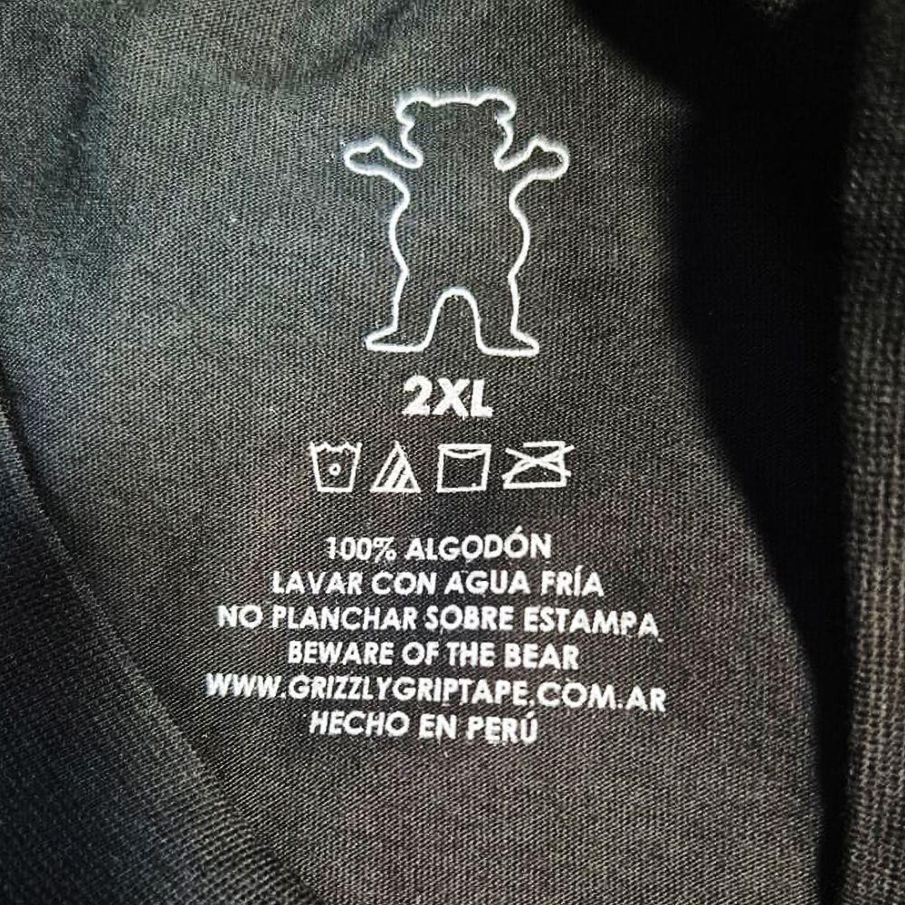 Polera Hombre Grizzly Griptape Lowercase Fadeaway Negro Letras Blancas-3