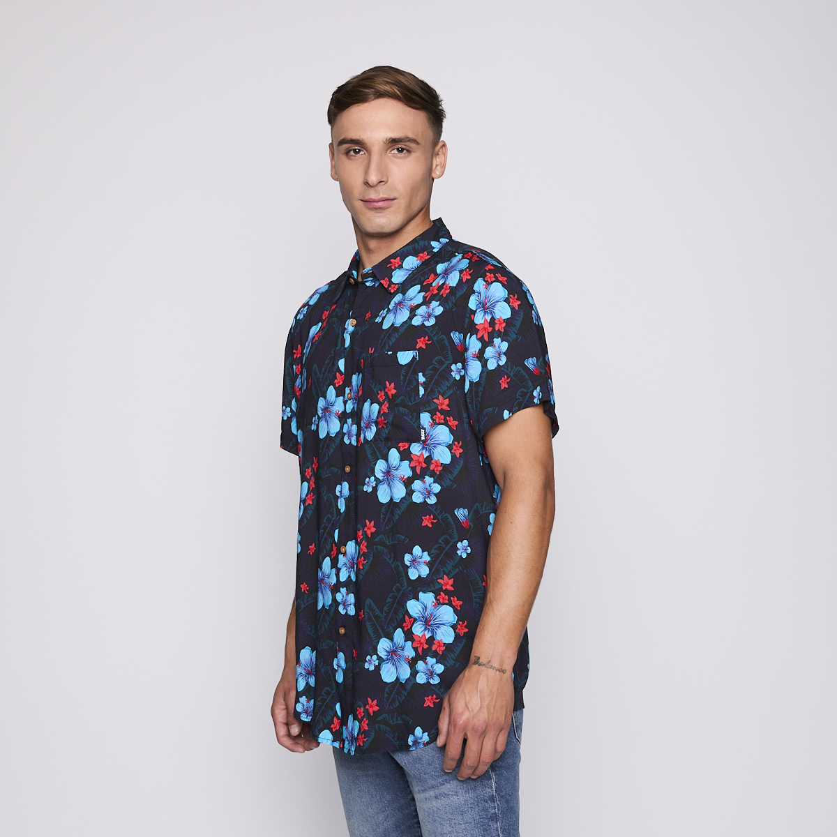 Camisa Reef Men Negra Floreada-1