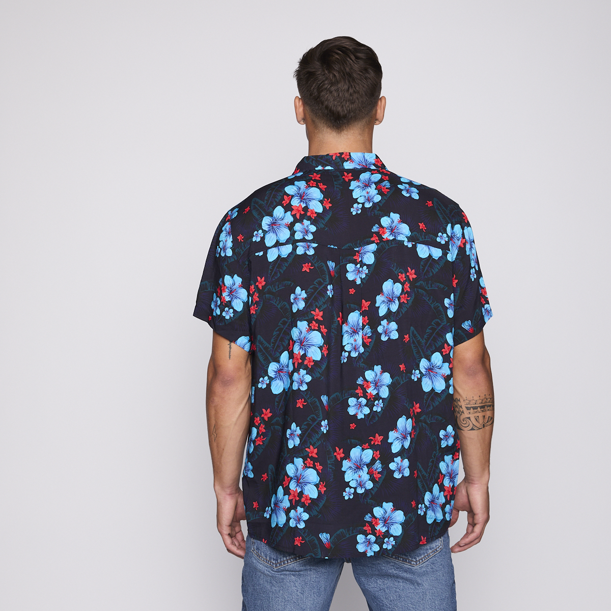 Camisa Reef Men Negra Floreada-2