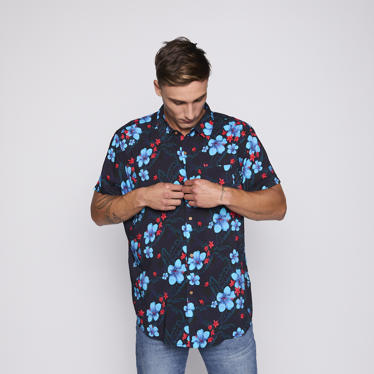Camisa Reef Men Negra Floreada-3