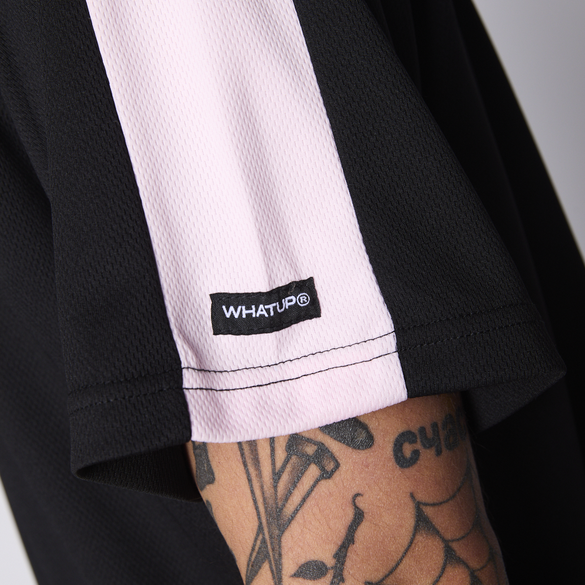 Camiseta Men Whatup "Juntos por la Calle" Black Pink-4