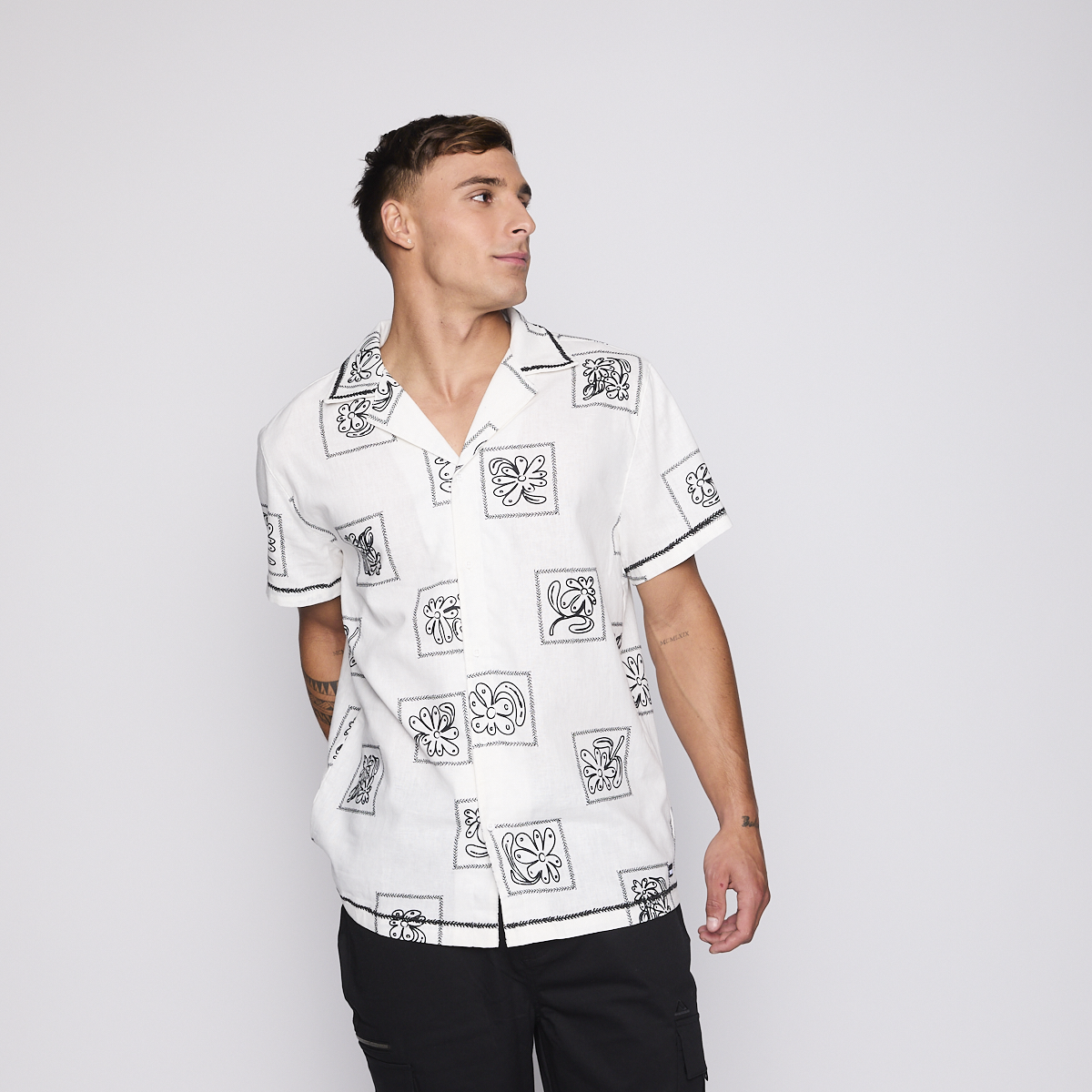 Camisa Reef Men Beige Diseños Negro-3