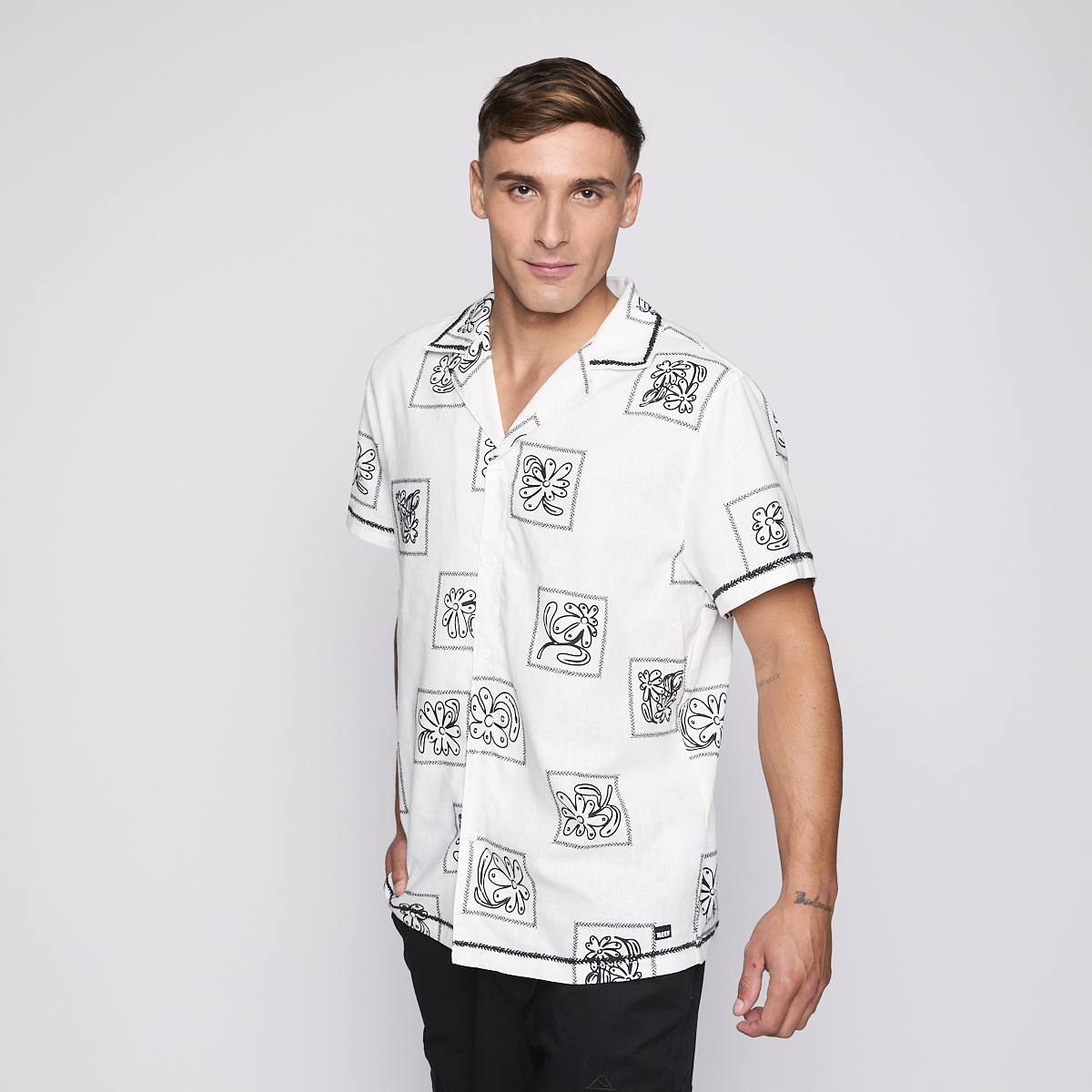 Camisa Reef Men Beige Diseños Negro-5