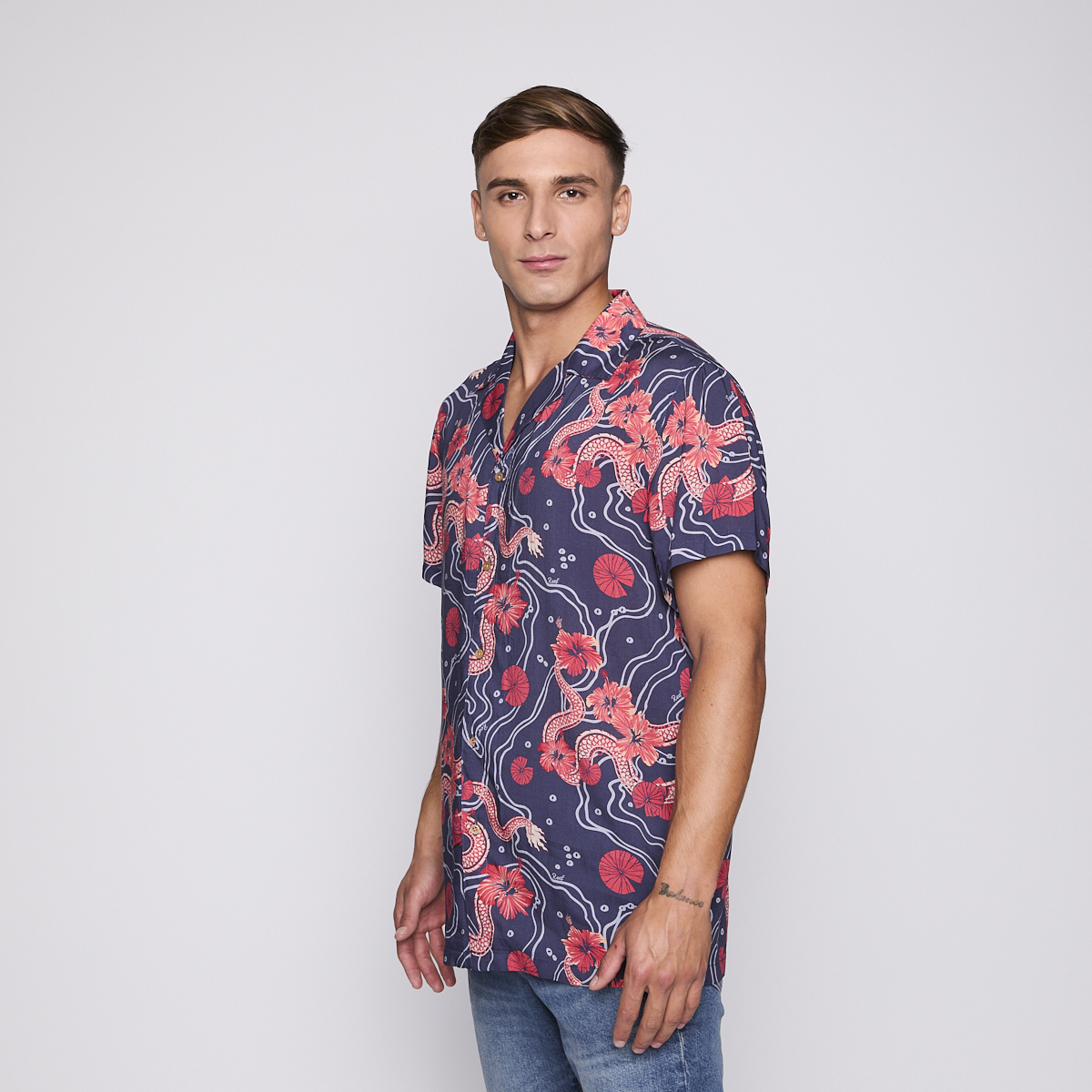 Camisa Reef Men Azul Dragones Rojos y Flores-1