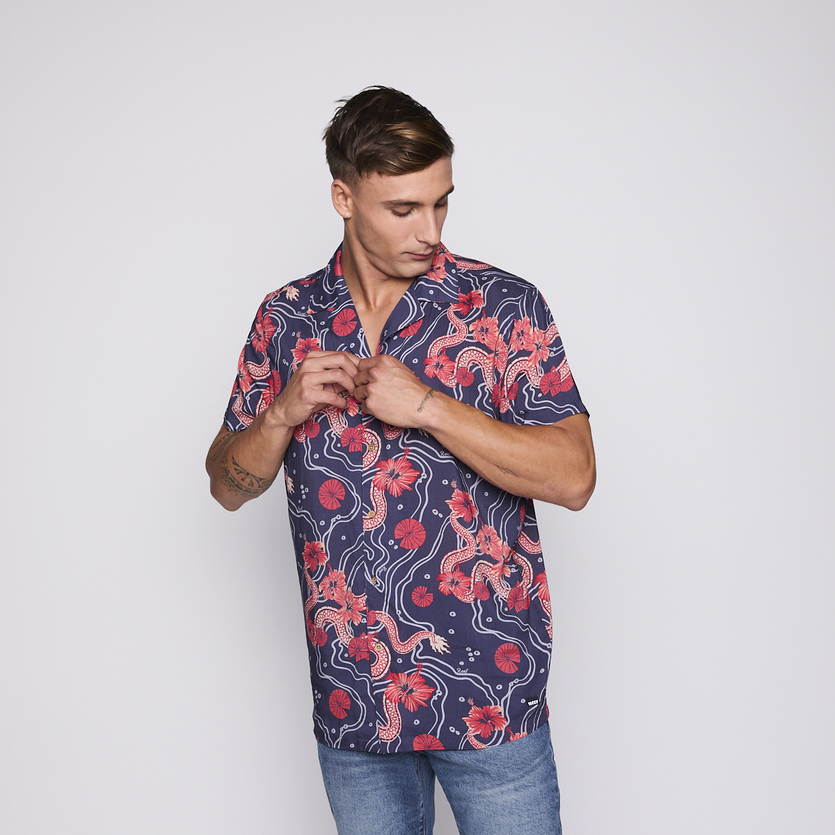 Camisa Reef Men Azul Dragones Rojos y Flores-3