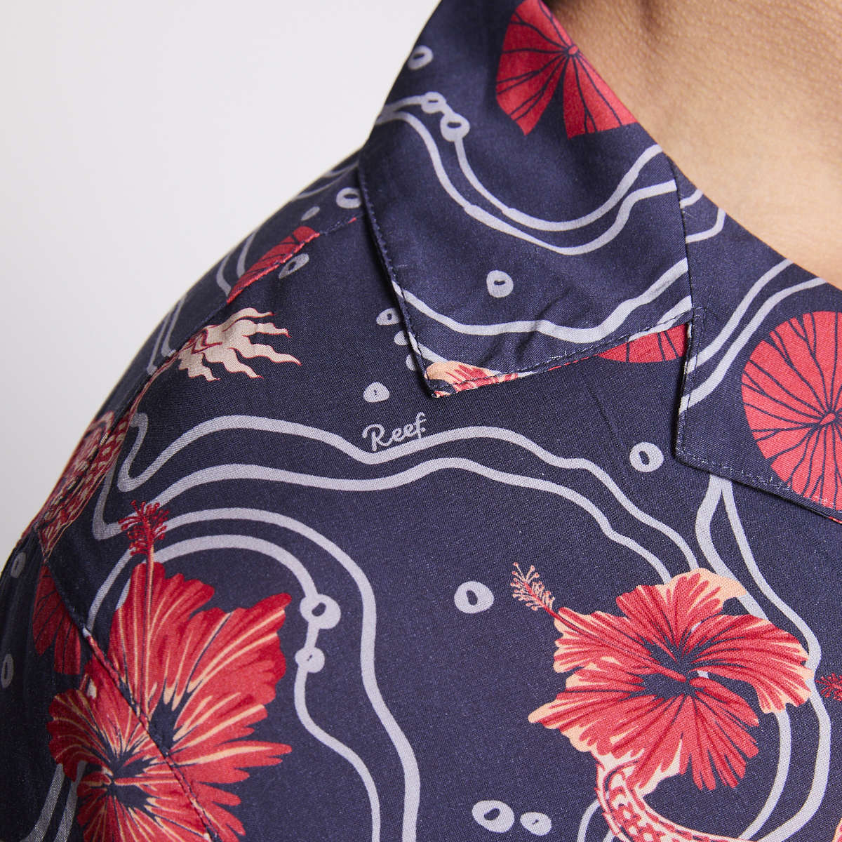 Camisa Reef Men Azul Dragones Rojos y Flores-5