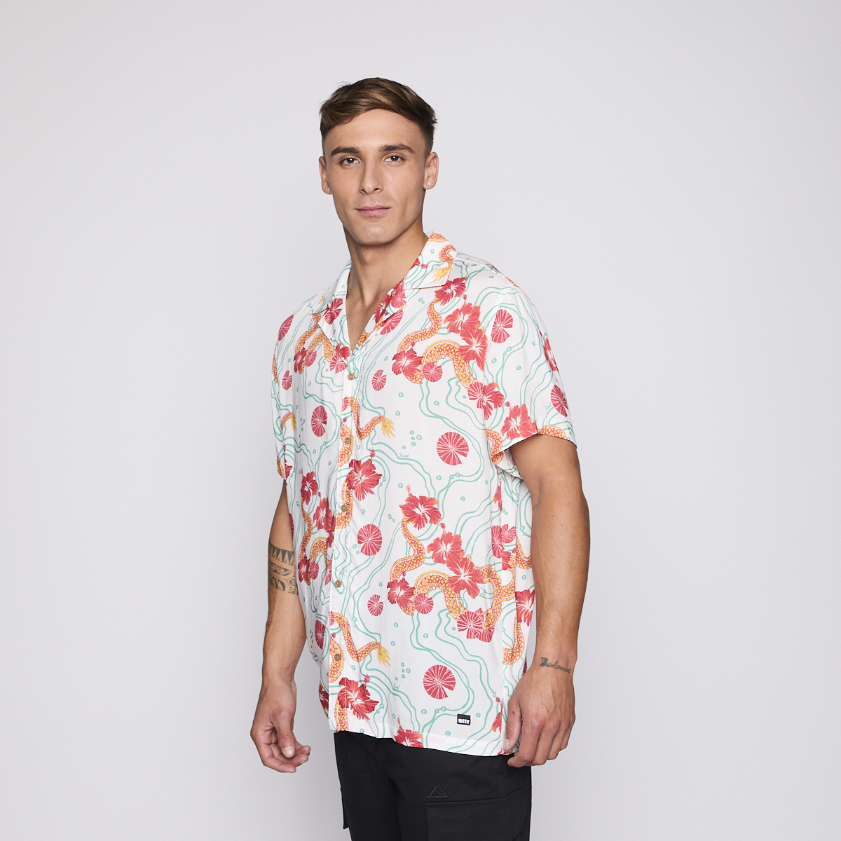 Camisa Reef Men Blanca Dragones Rojos y Flores-1