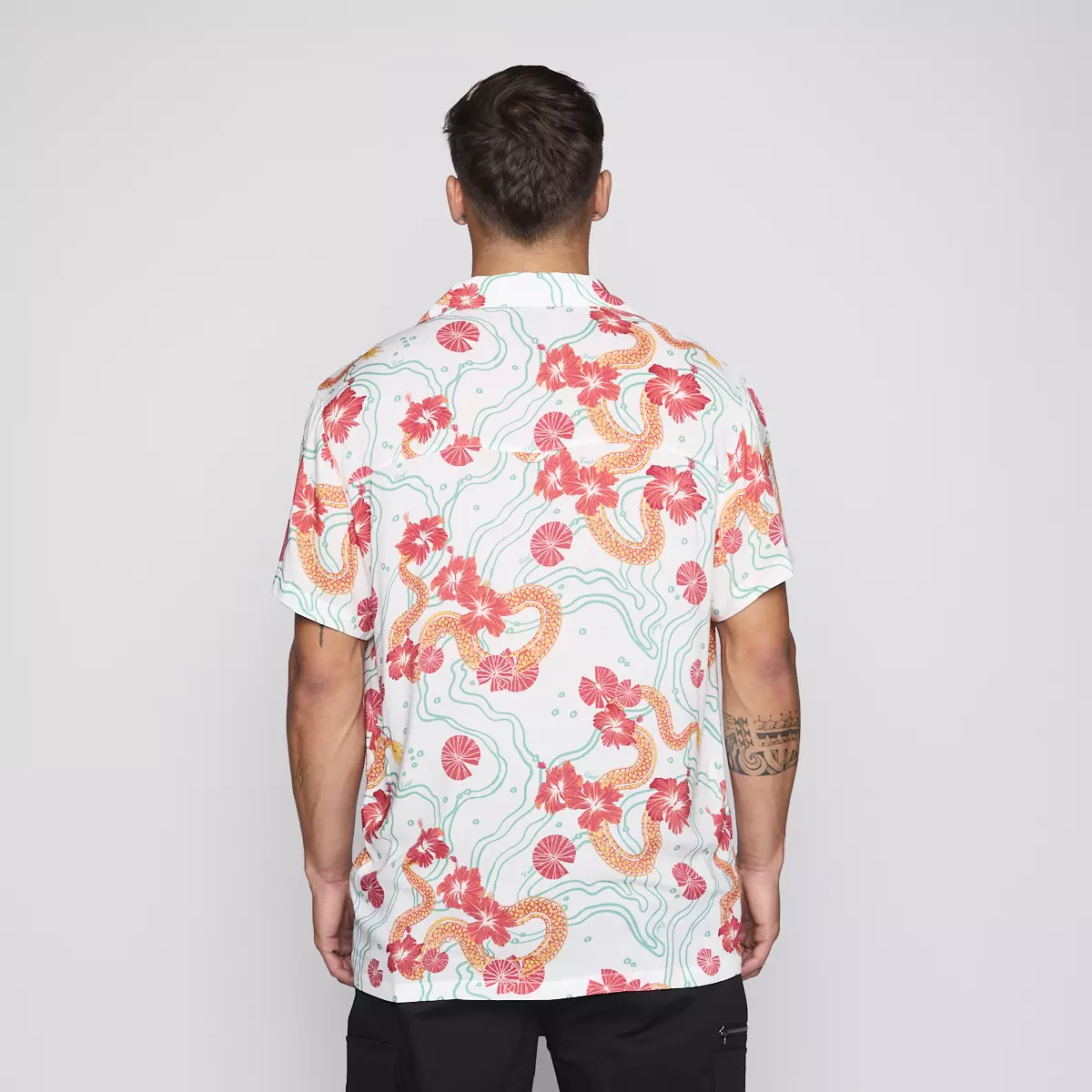 Camisa Reef Men Blanca Dragones Rojos y Flores-2