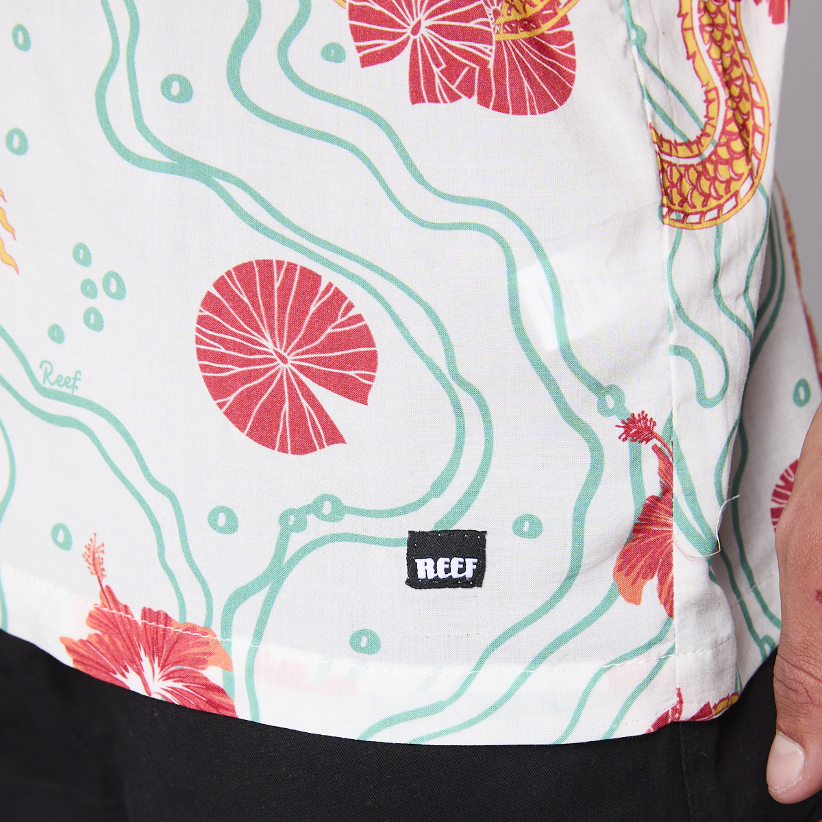 Camisa Reef Men Blanca Dragones Rojos y Flores-5