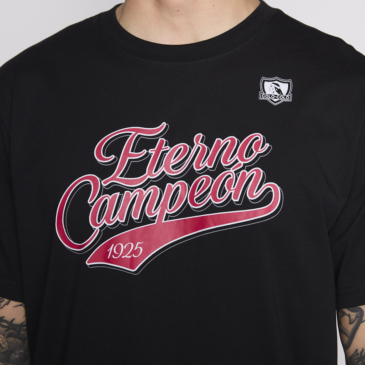 Polera Colo Colo Urbano Hombre Eterno Campeón Negro y Rojo-3