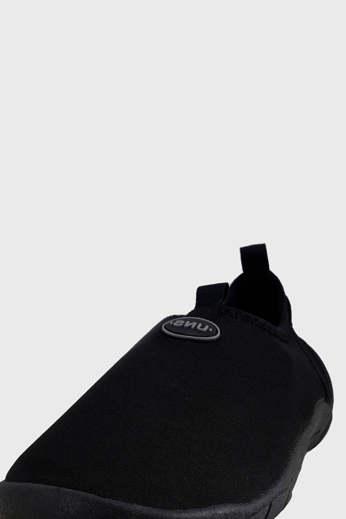 Zapatilla de Agua Avellano Negro UNS-3