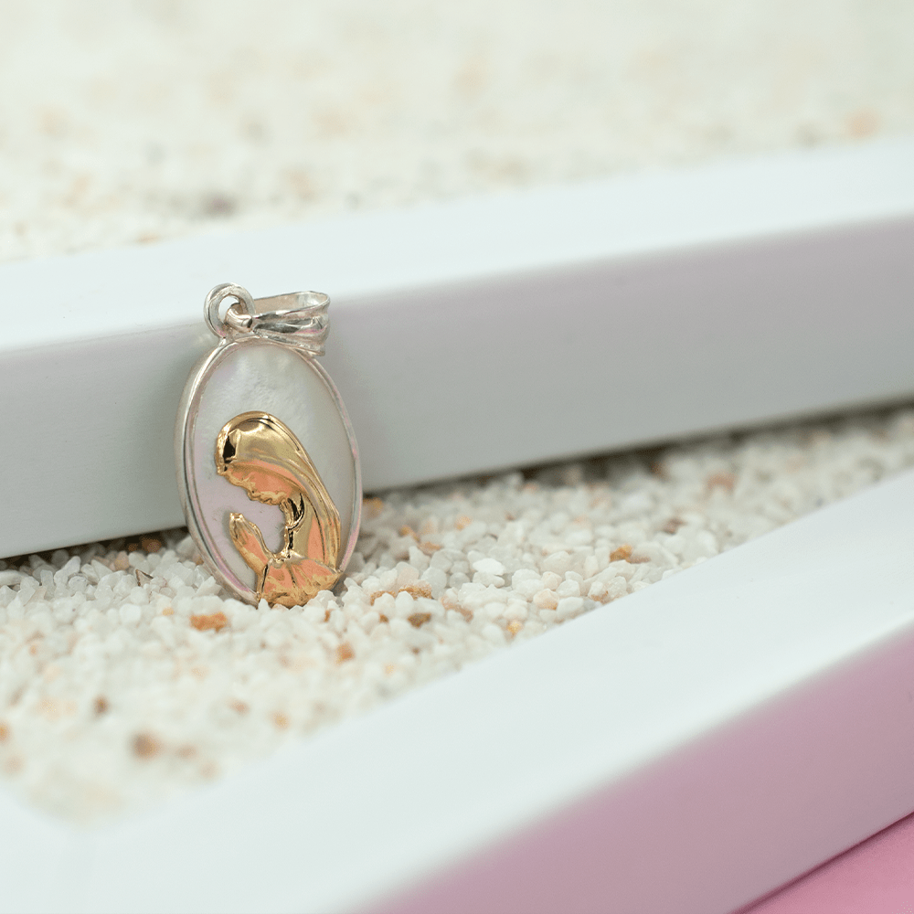 Medalla Virgen Niña Nácar Oval con Imagen en Oro 18k-3